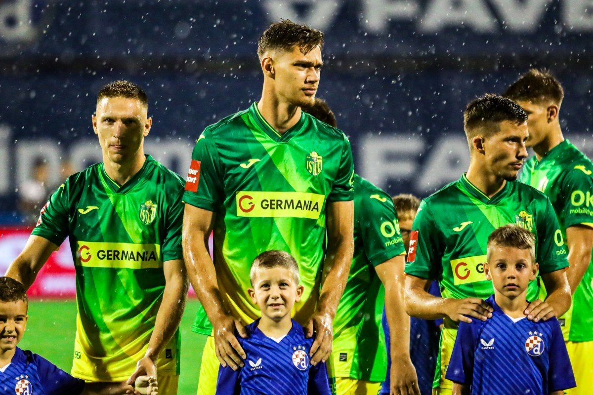 Игроки НК Истра 1961 выходят на поле перед матчем с Динамо Загреб