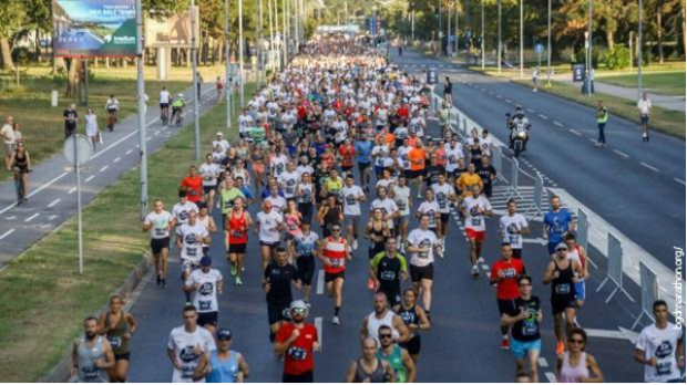 Плотная колонна бегунов Белградского марафона на широком бульваре сербской столицы