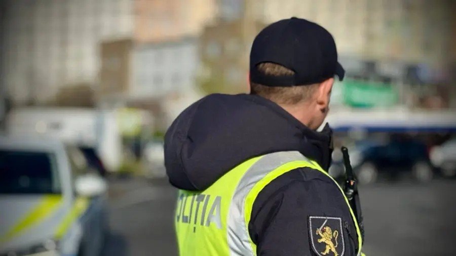 Белый автомобиль с синей надписью «POLIȚIA» и гербом Молдовы на боковой двери