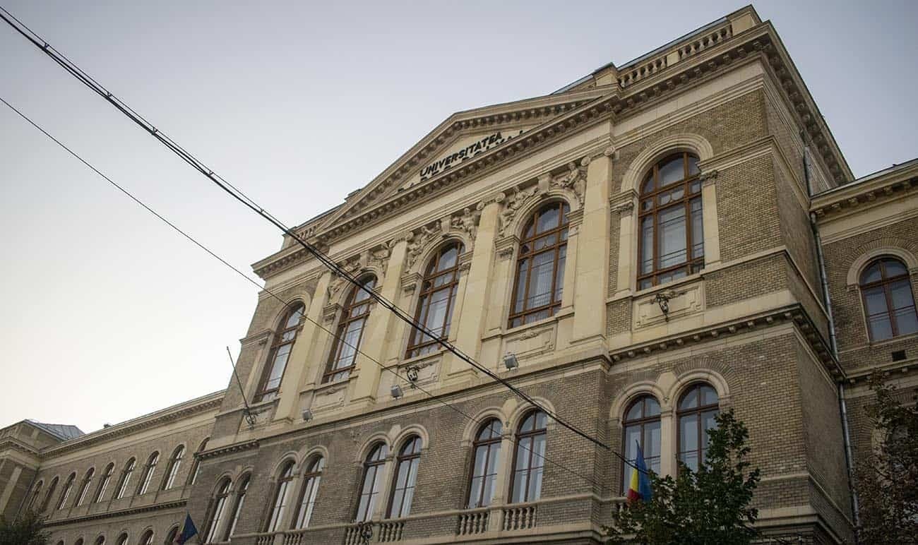 Главный корпус УББ в Клуж-Напоке в вечернем освещении