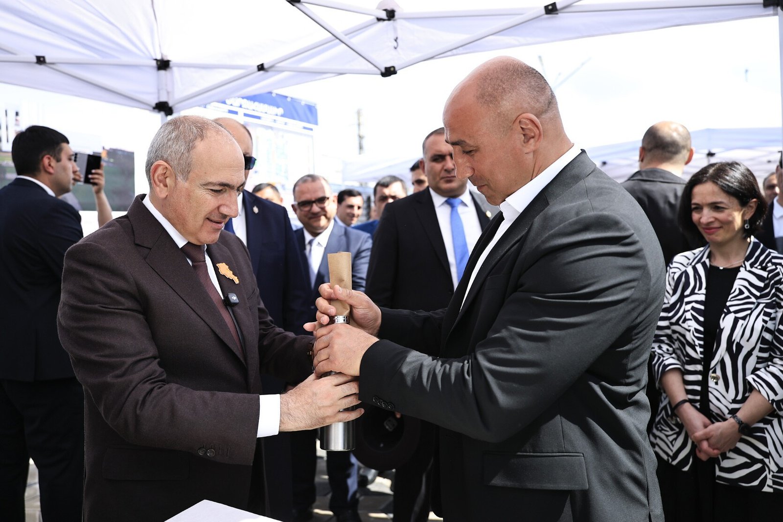 Никол Пашинян и Артур Абрахам держат капсулу времени на церемонии закладки молодёжного спорткомплекса в Ереване