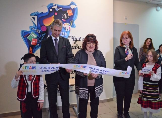 Перерезание ленты на открытии STEM-центра в ОУ «Васил Левски» во Варне