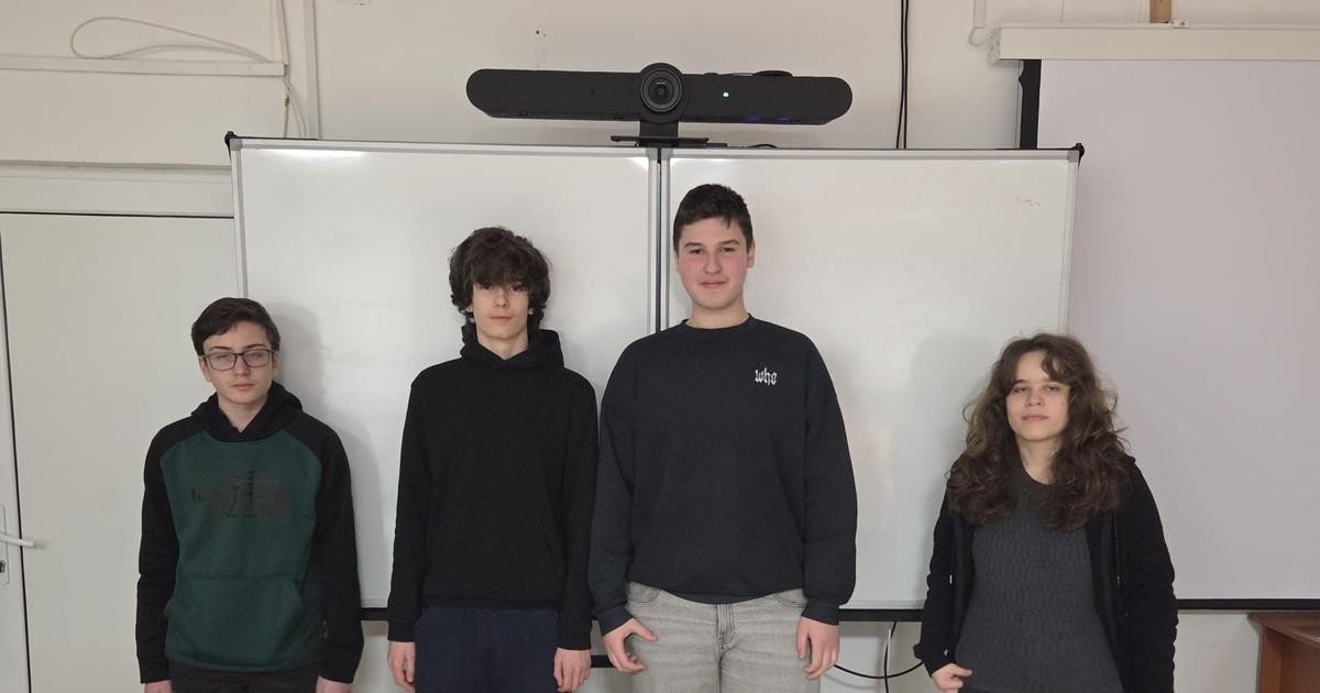 Четверо учеников Национального колледжа Ясс стоят у белой доски с видеокамерой для онлайн-соревнований — кадр из материала о школе информатики, чьи выпускники регулярно берут медали международных турниров