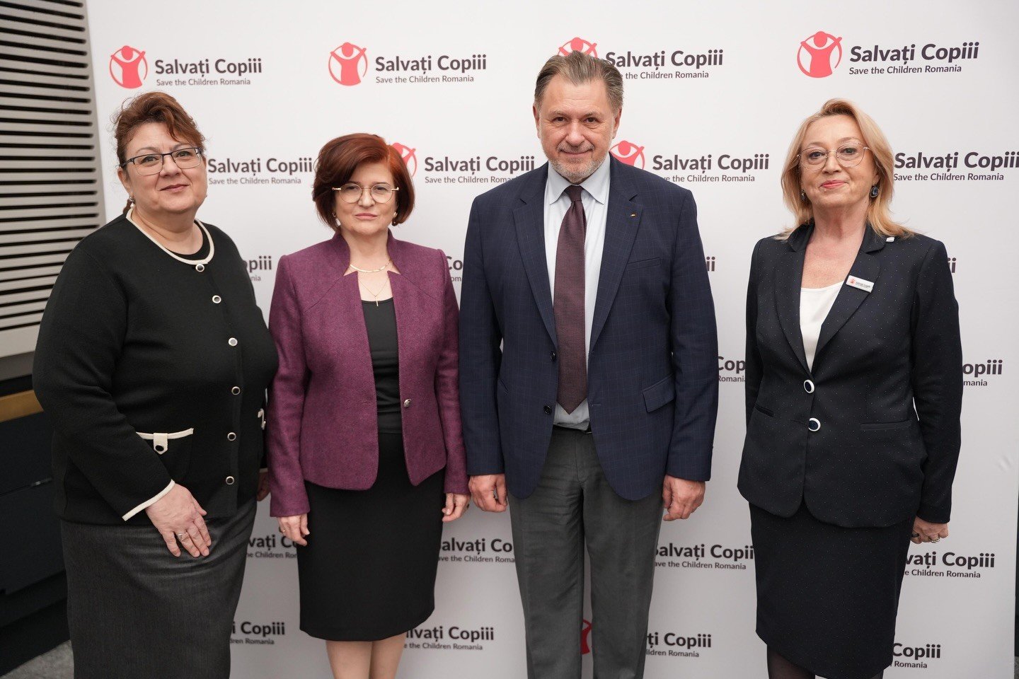 Президиум дебатов &laquo;&Icirc;mpreună pentru cel mai bun m&acirc;ine&raquo; в Бухаресте: Кэтэлина Поянэ (Колегиум врачей Румынии), министр здравоохранения Александру Рафила и представители &laquo;Salvați Copiii&raquo;