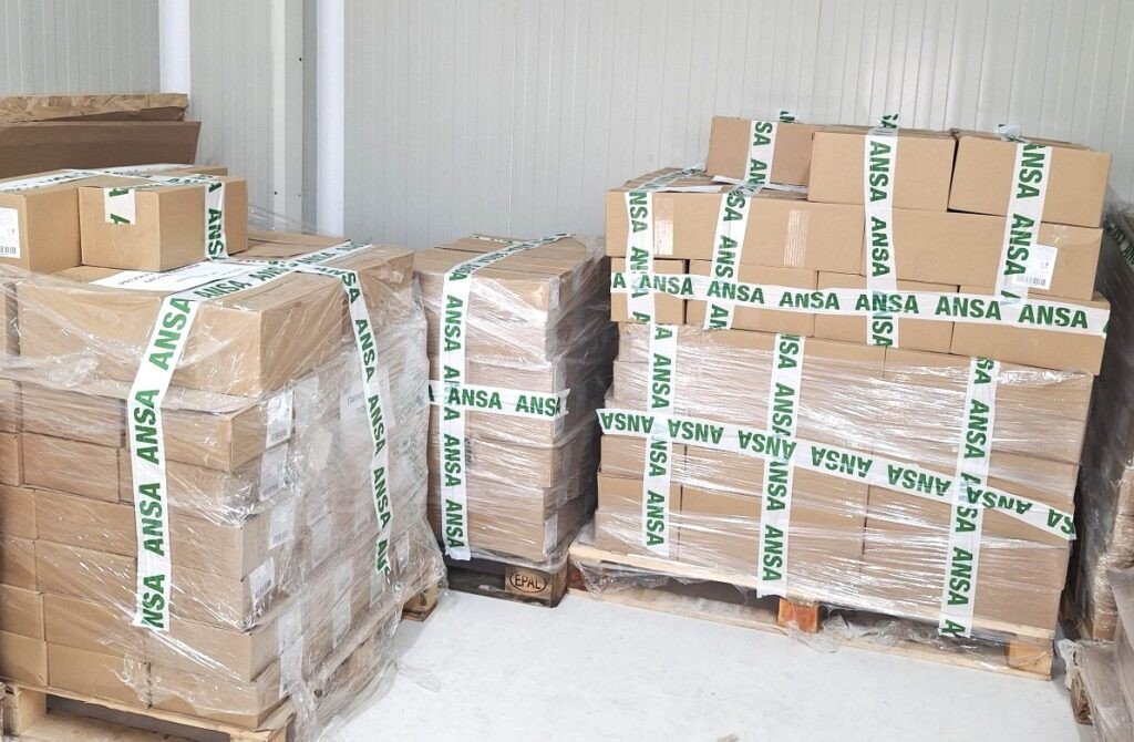 Несколько поддонов с задержанной ANSA продукцией на складе — около 1,5 тонны товара, опечатанного фирменной лентой