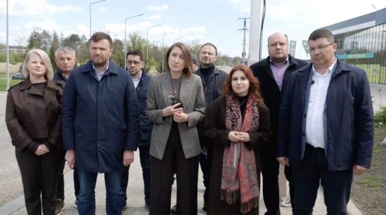 Группа молдавских чиновников выступает на уличном брифинге у инфраструктурного объекта в пригороде Кишинёва