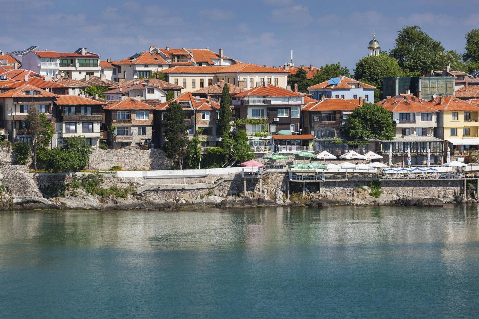 Старый город Созополя: разноцветные дома с черепичными крышами над каменной набережной