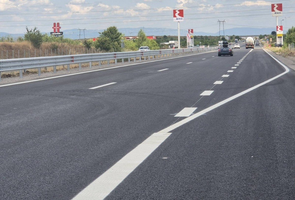 Пустая полоса свежеуложенного асфальта на болгарской магистрали с новой дорожной разметкой