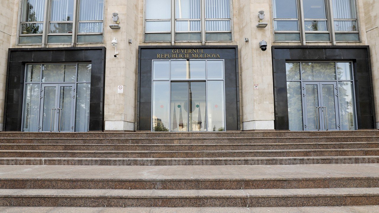 Центральный вход здания правительства Республики Молдова в Кишинёве, откуда координируется модернизация железнодорожной инфраструктуры