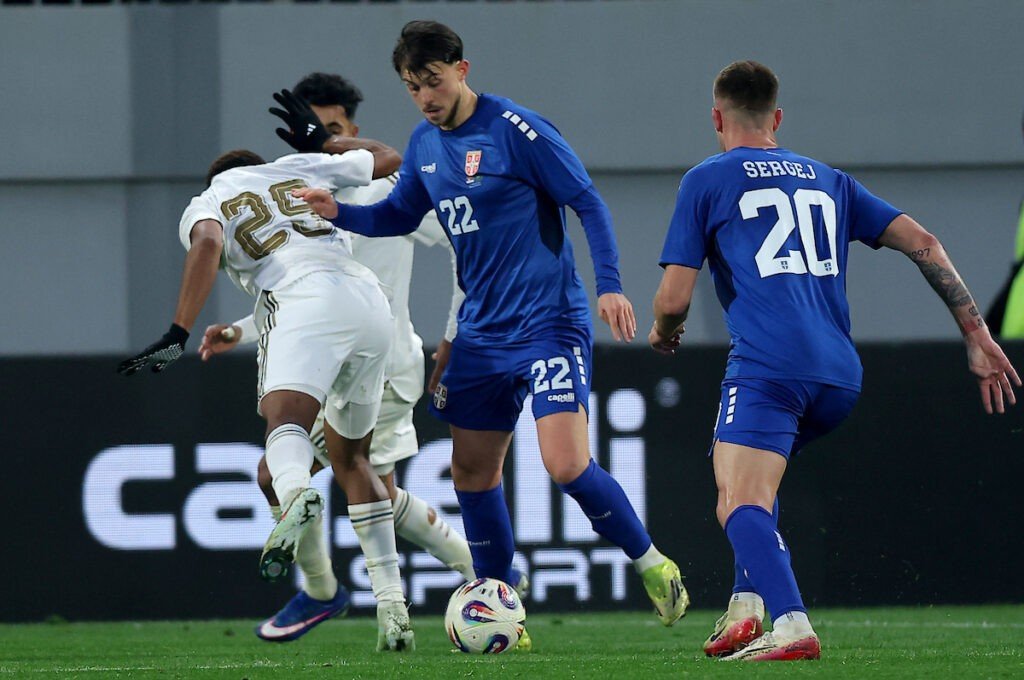 Игроки сборной Сербии в атаке в товарищеском матче против Саудовской Аравии