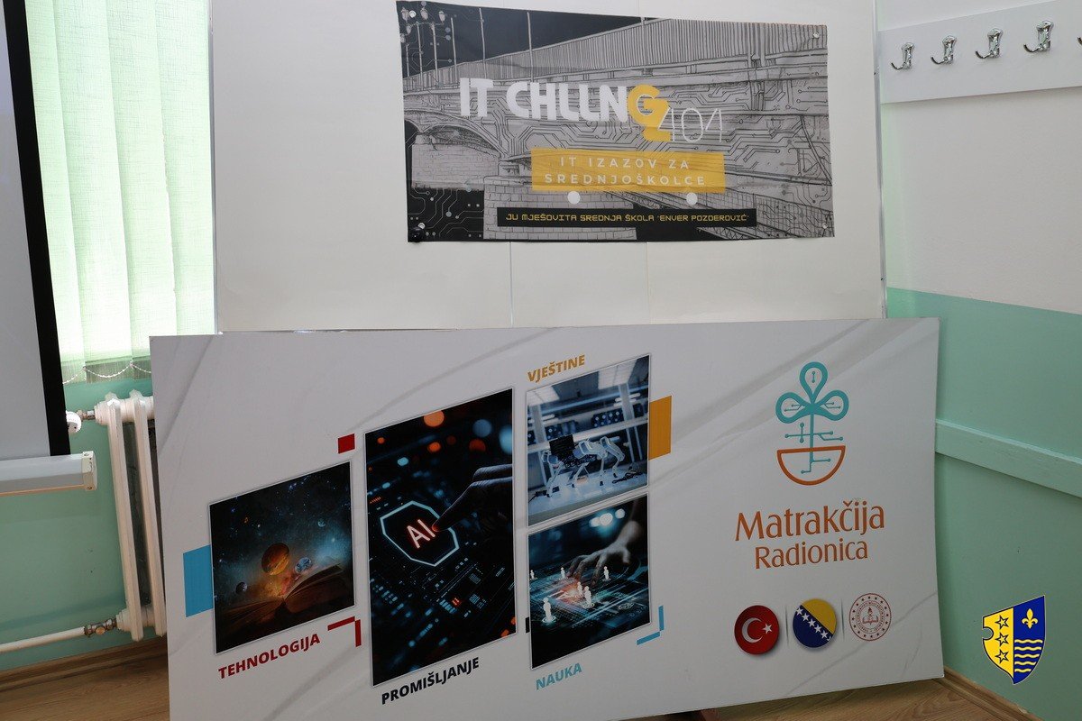 Брендированные стенды IT Challenge в фойе школы «Энвер Поздерович»: четыре направления конкурса — «Tehnologija», «Promišljanje», «Vještine», «Nauka» — рядом с логотипом организатора-партнёра «Matrakčija Radionica»