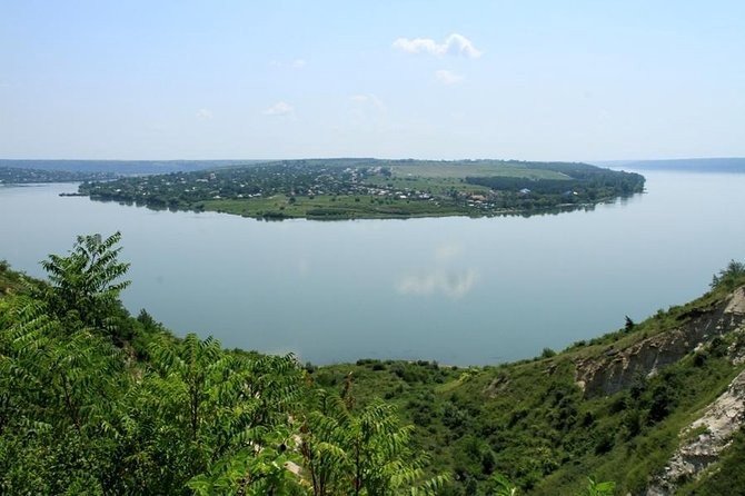 Излучина Днестра с холмистыми берегами и зелёной растительностью — живописный участок бассейна реки, включённый в программу восстановления экосистем