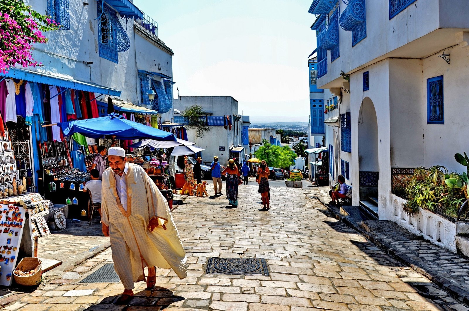 Улица в городе Сиди-Бу-Саид в Тунисе — бело-голубые здания и торговые лавки