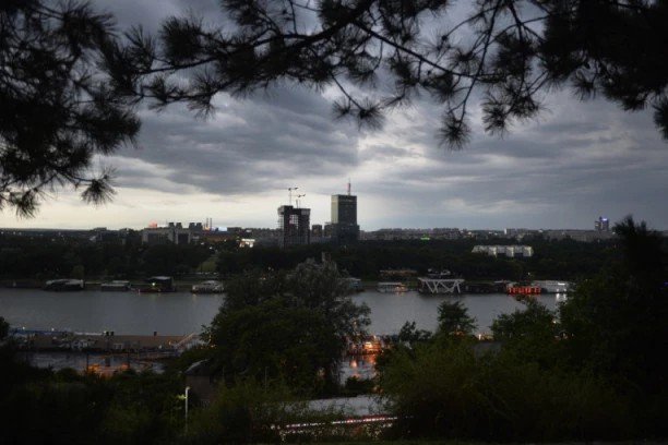 Грозовые тучи над Белградом — вид на город и реку с Калемегдана