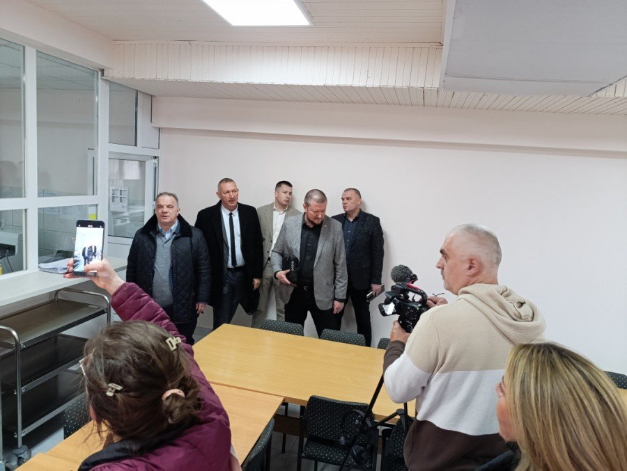 Чиновники осматривают школьный кабинет в присутствии журналистов