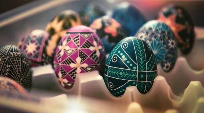 Традиционные расписные пасхальные яйца с геометрическими орнаментами