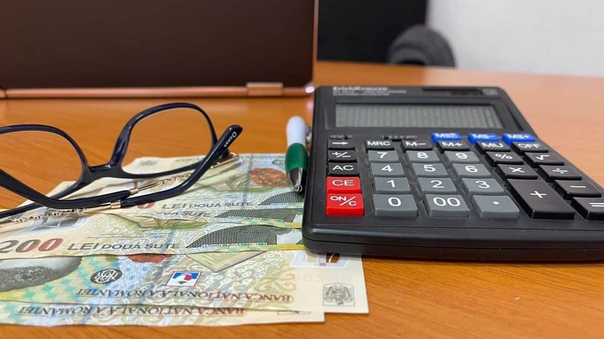 Румынские леи и калькулятор на столе