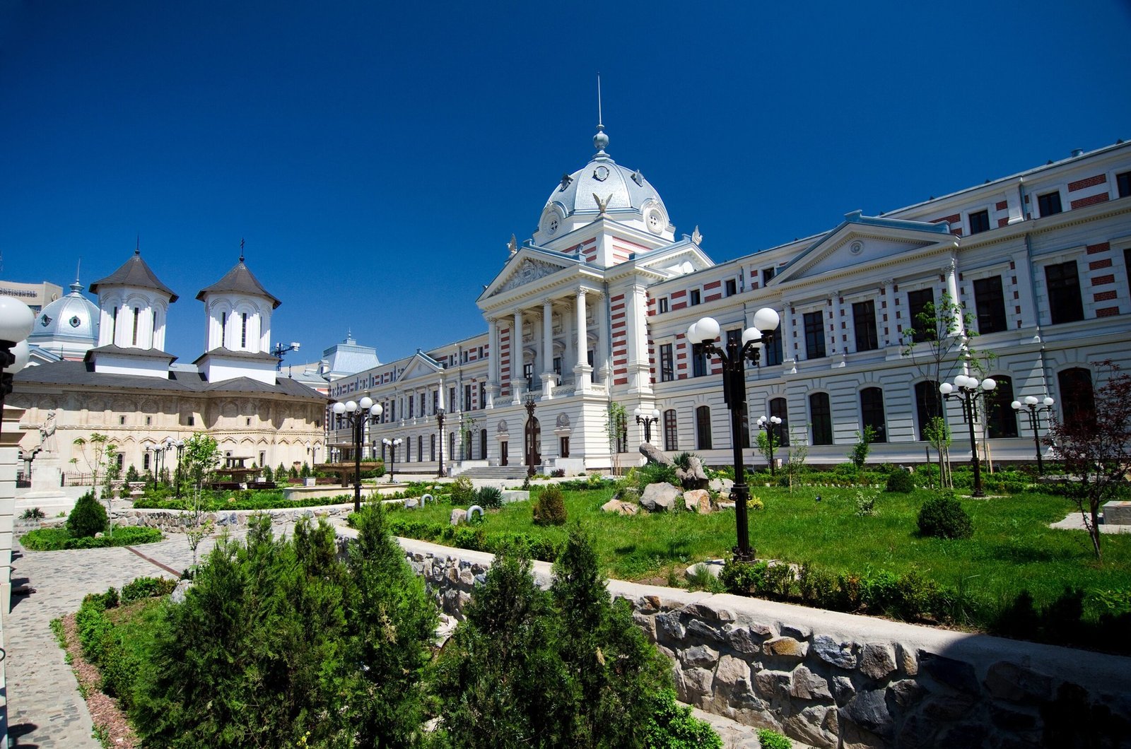 Ханул Колця и одноимённая церковь в центре Бухареста в солнечный весенний день