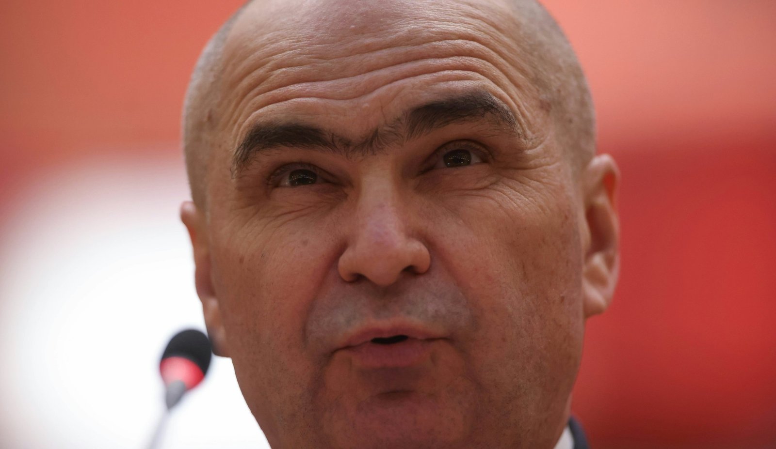 Премьер-министр Румынии Илие Болоджан выступает на пресс-конференции