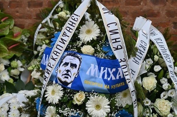 Фанатский венок с портретом Бориса Михайлова и надписью «Капитане!» у стен церкви