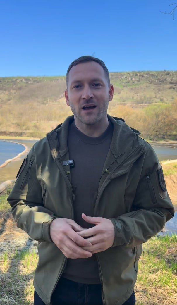 Министр окружающей среды Молдовы Георге Хаджер на берегу Днестра во время инспекции зоны загрязнения