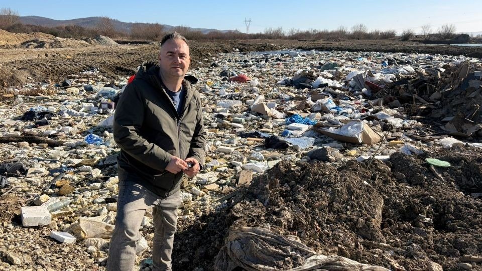 Журналист Рареш Нэстасе на месте нелегального полигона в ходе расследования экологических преступлений, связанных с добычей балласта