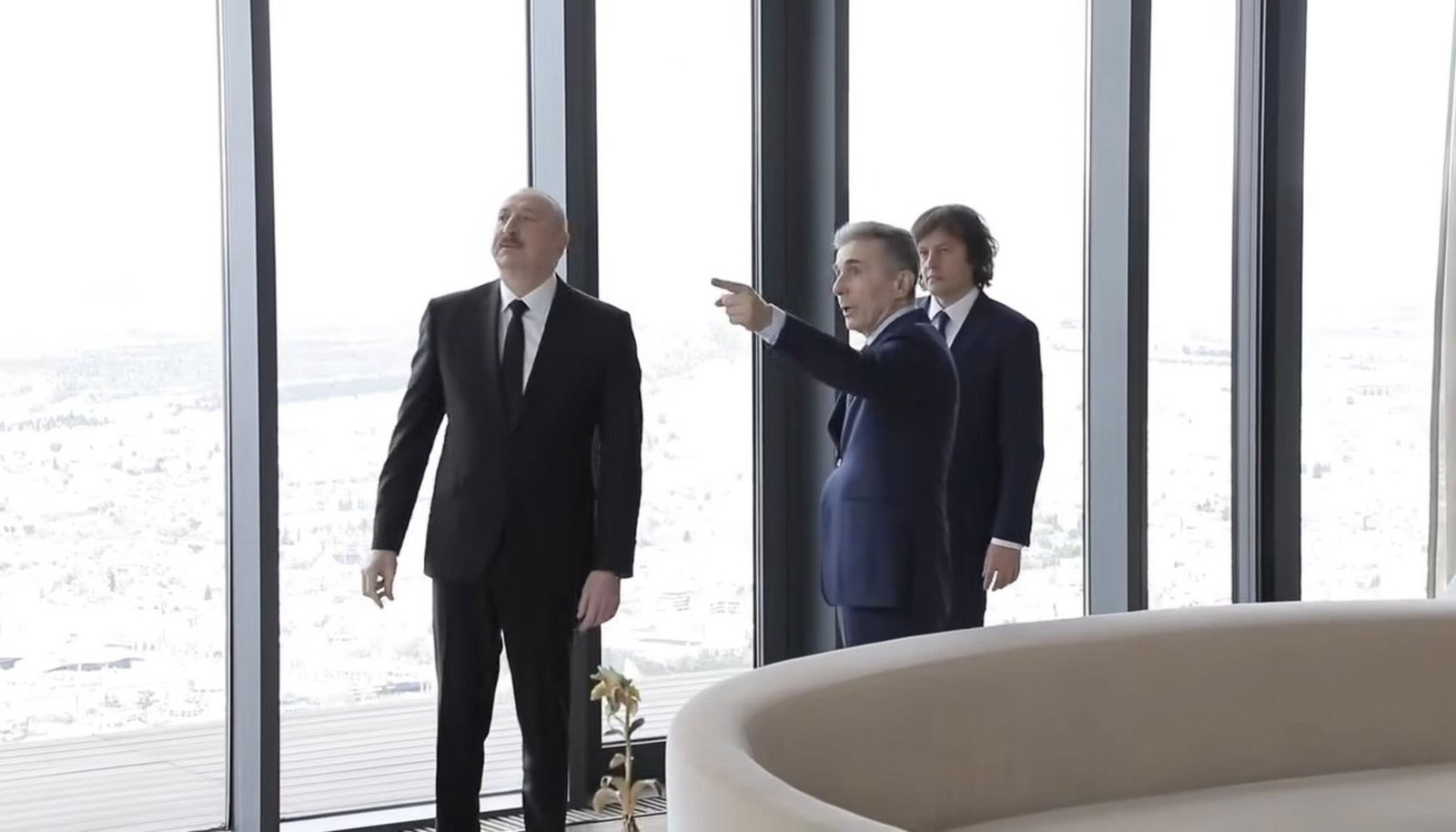 Президент Азербайджана Ильхам Алиев, Бидзина Иванишвили и премьер-министр Грузии Ираклий Кобахидзе в современном здании с панорамным видом на город