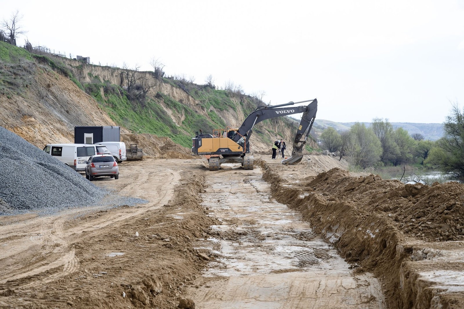 Строительные работы на железнодорожном участке Кантемир–Фэлчиу: экскаватор на строительной площадке у реки Прут