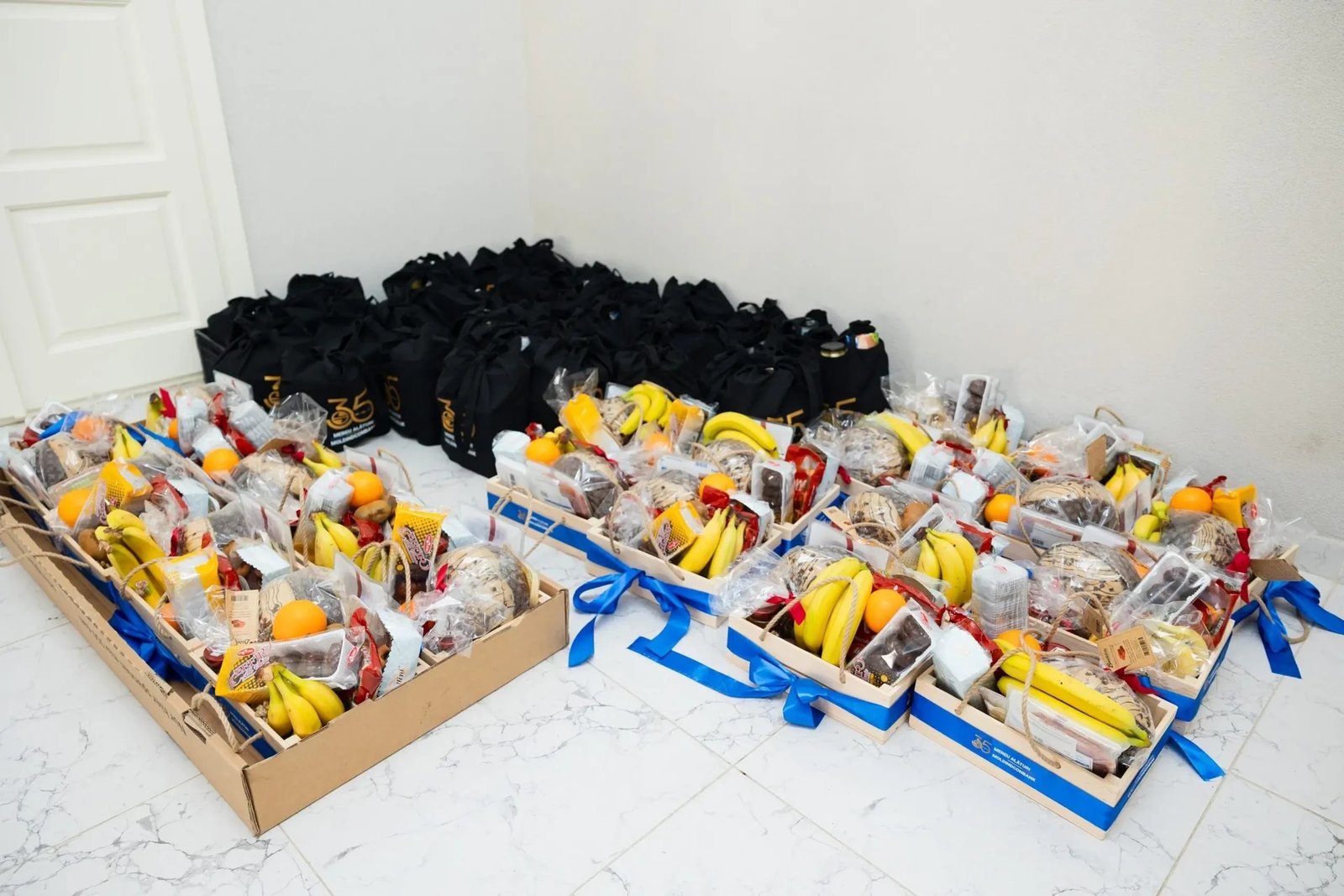 Пасхальные подарочные корзины и сумки, подготовленные Moldindconbank для 35 нуждающихся семей