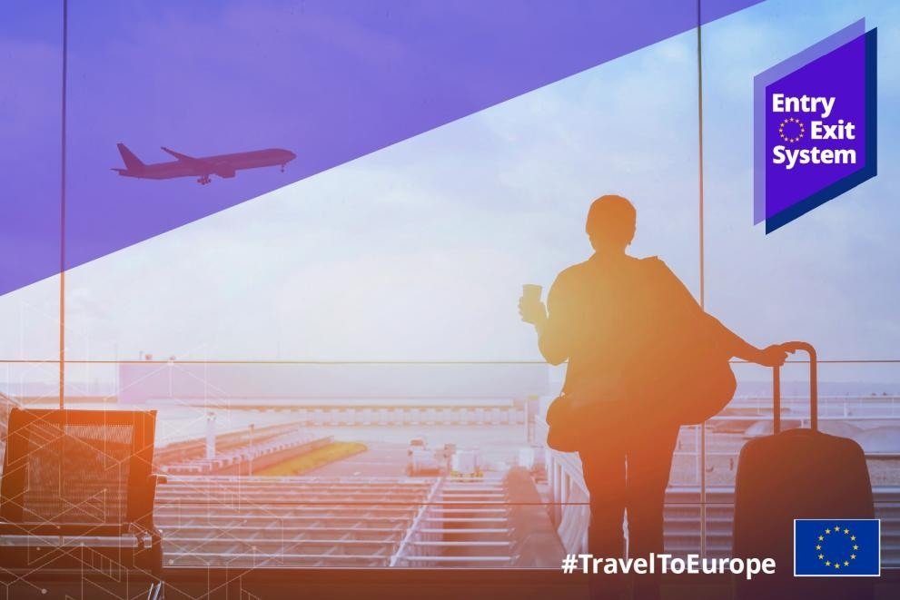 Путешественник с чемоданом в зале аэропорта на фоне взлетающего самолёта, промо-изображение системы Entry/Exit