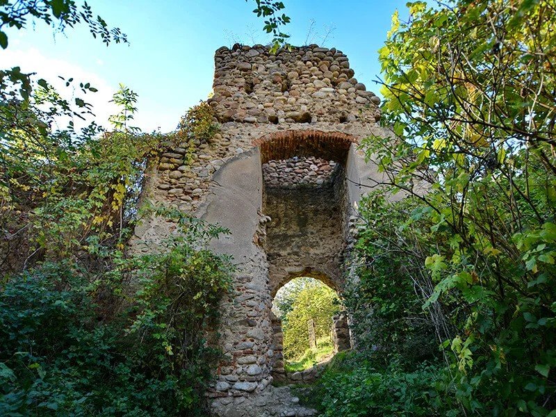 Каменная башня с арочным проходом — сохранившийся фрагмент средневековой крепости Колц