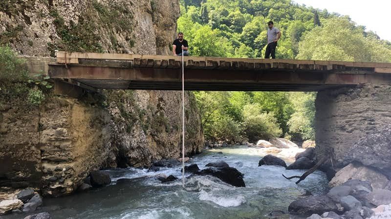 Специалисты проводят замеры на мосту через реку Рицеула в рамках проектирования ГЭС «Садмели»