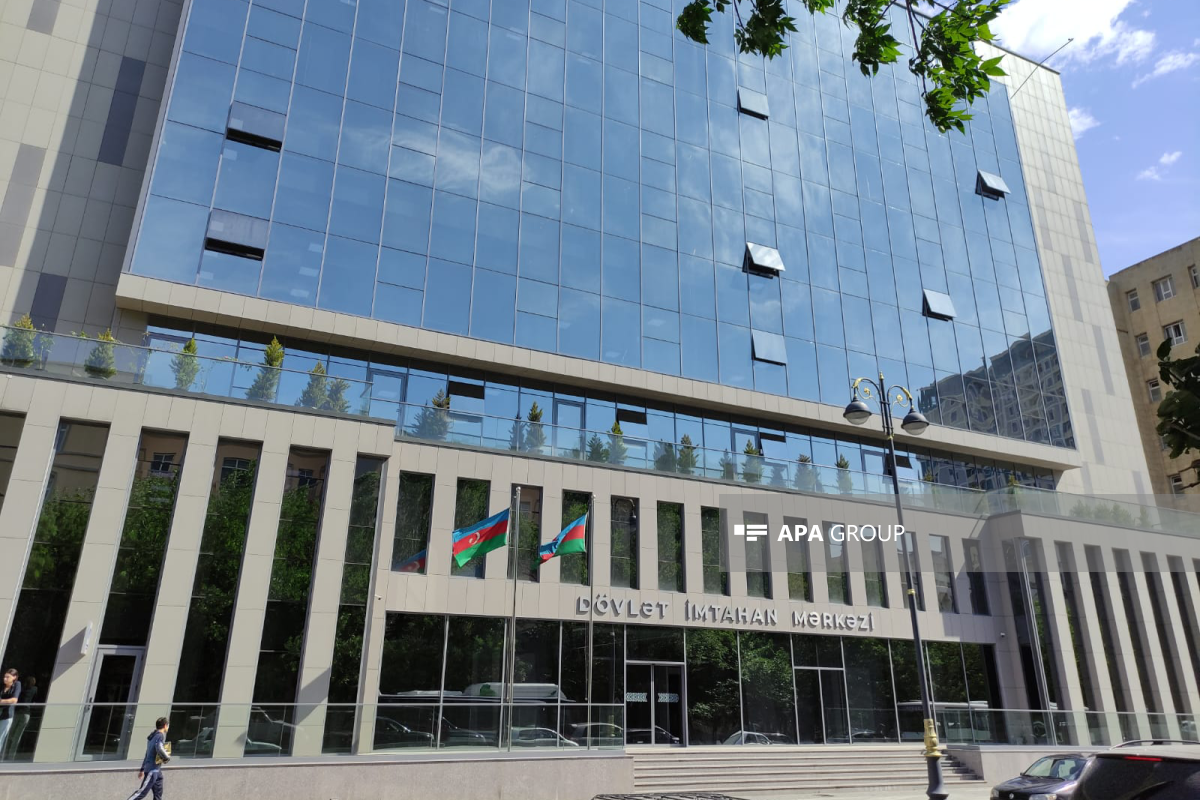 Главный офис Государственного экзаменационного центра Азербайджана в Баку — стеклянно-бетонное здание с азербайджанским флагом у входа