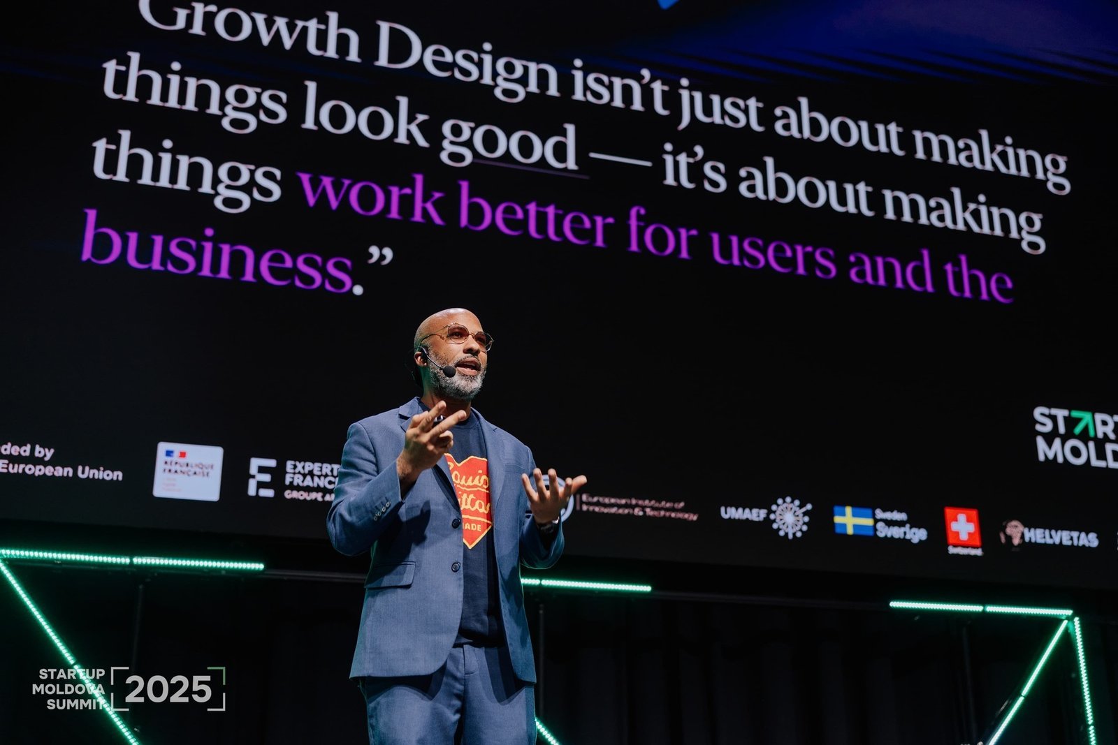Спикер выступает с докладом о Growth Design на главной сцене Startup Moldova Summit 2025