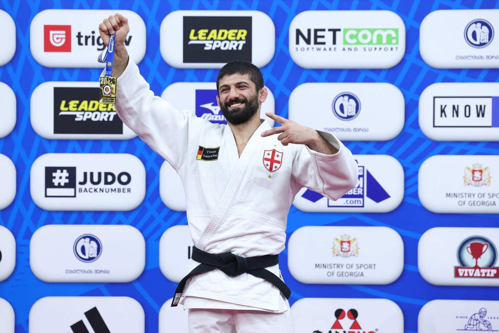 Лаша Шавдатуашвили на пьедестале чемпионата Европы в Тбилиси показывает золотую медаль в весовой категории до 73 кг — второй европейский титул через тринадцать лет после первого