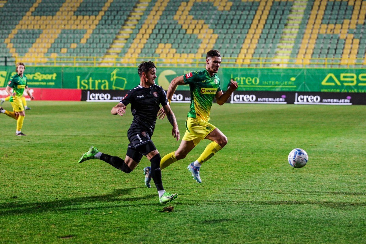 Юрий Иову в рывке по флангу в матче НК Истра 1961