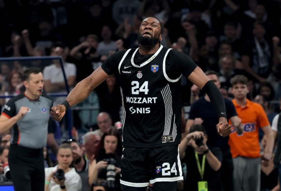 Игрок Партизана в форме с №24 эмоционально реагирует после ключевого момента в дерби АБА-лиги против Црвены Звезды