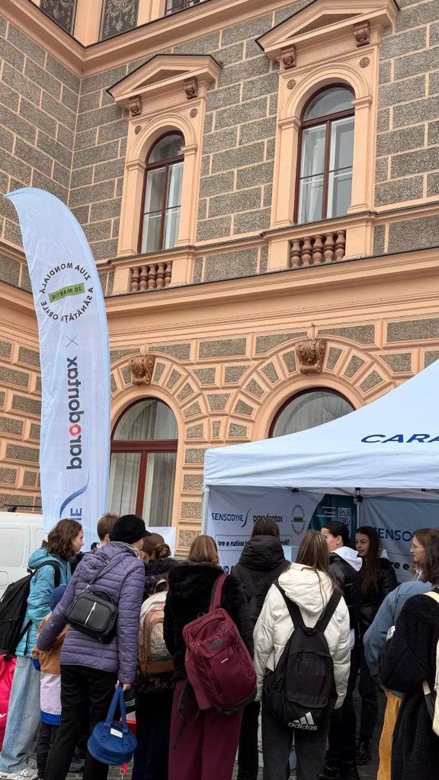 Горожане выстроились в очередь у палатки Каравана здоровья полости рта, развёрнутой рядом с историческим зданием в одном из румынских городов