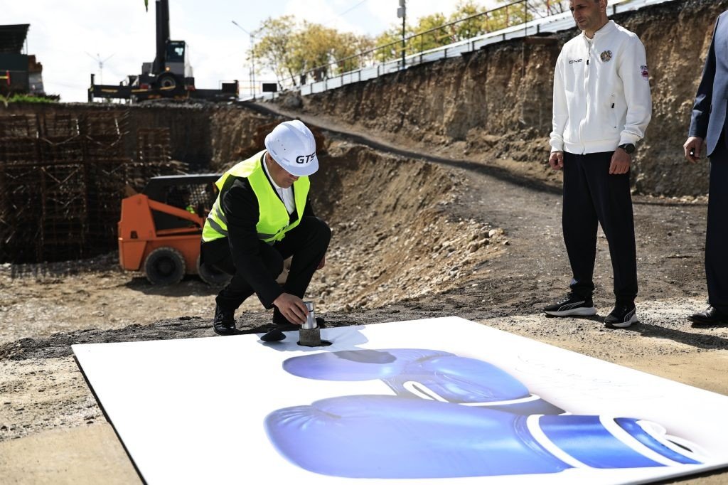 Никол Пашинян в каске и жилете закладывает первый камень на стройплощадке спорткомплекса имени Артура Абрахама