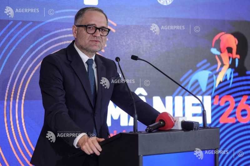 Выступление организатора гонки за трибуной с микрофонами на фоне баннера «Turul României '26» во время презентации маршрута. Кэтэлин Спринчанэ, директор Tour of Romania