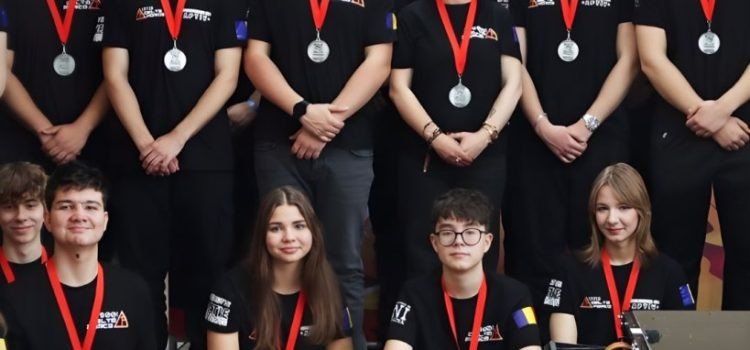 Крупный план участников Delta Force в чёрных командных футболках с серебряными медалями и румынскими триколорными лентами — кадр с благодарственного мероприятия вместе с мэром Арада