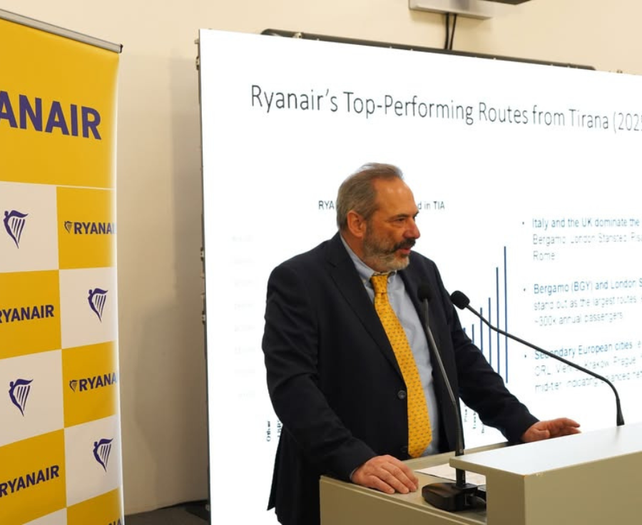 Представитель Ryanair на пресс-конференции в Тиране представляет данные о самых популярных маршрутах авиакомпании из столицы Албании