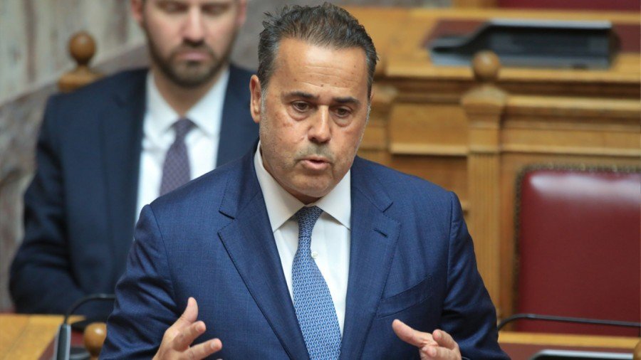 Ставрос Папаставру жестикулирует у трибуны греческого парламента