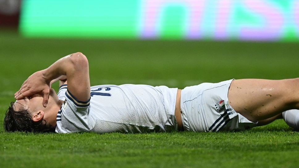 Болгарский футболист лежит на газоне после упущенного момента в матче против Азербайджана U21