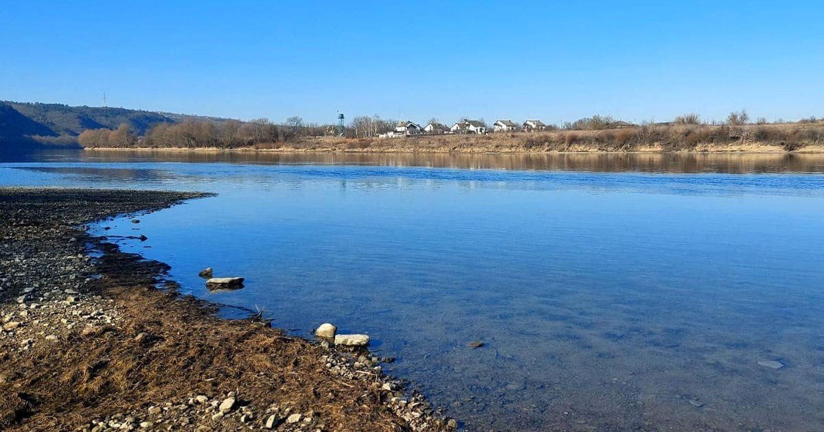 Живописный вид на реку Днестр в ясную погоду — именно эта река подверглась загрязнению нефтепродуктами