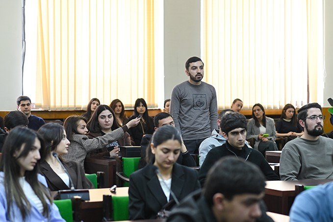Арцахские студенты Ереванского государственного университета в зале во время презентации стипендиальной программы IDBank