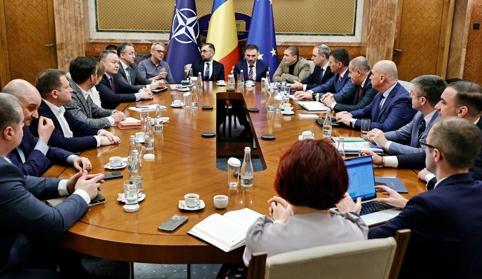Заседание правительства Румынии на фоне флагов НАТО, Румынии и ЕС
