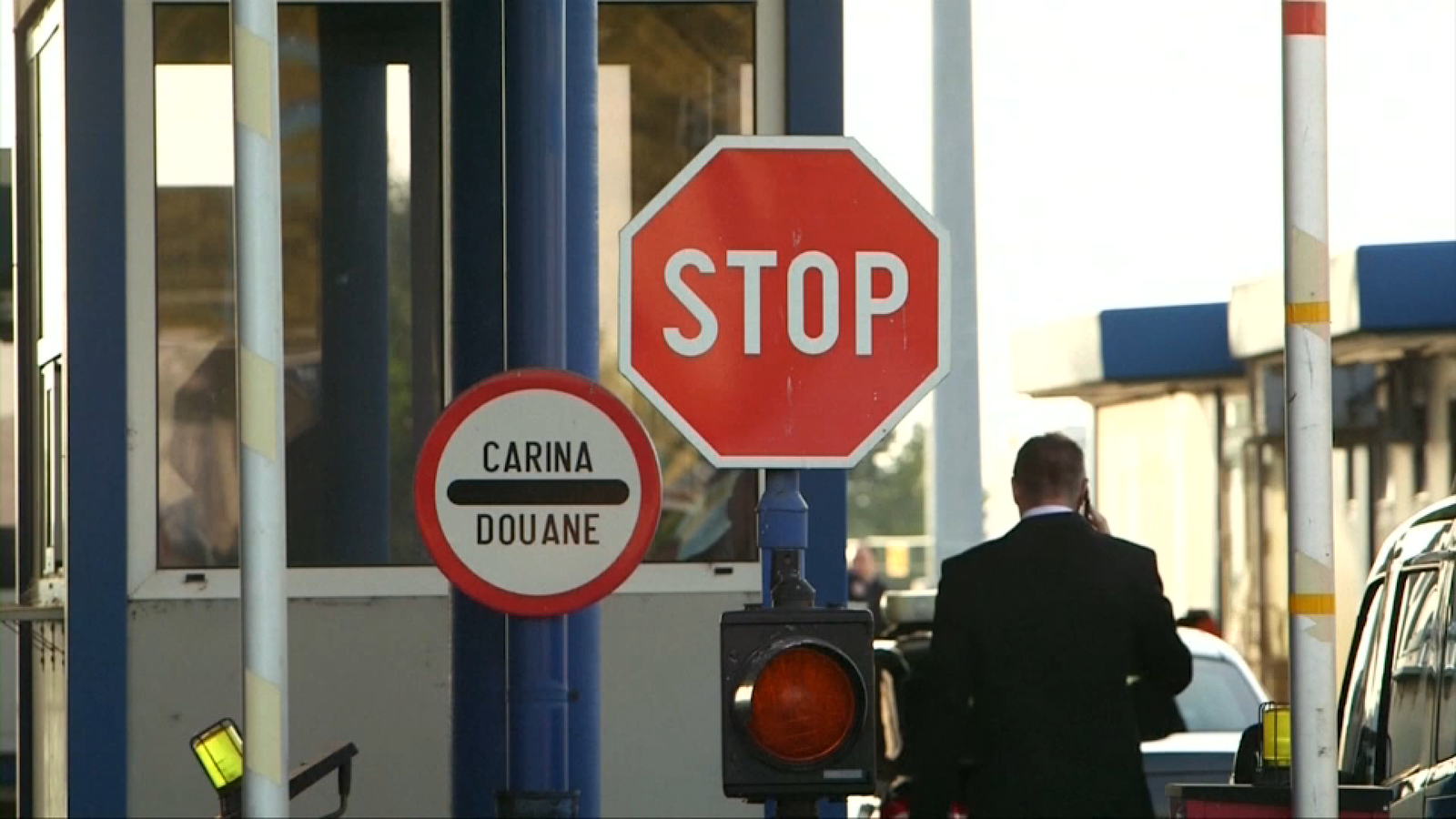 Знак «Стоп» и табличка «Carina — Douane» на пограничном переходе