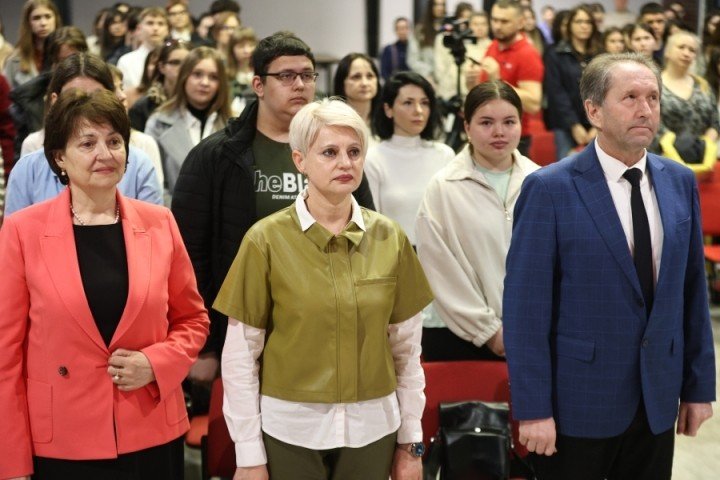 Официальные лица и педагоги на торжественном открытии олимпиады по иностранным языкам в Кишинёве