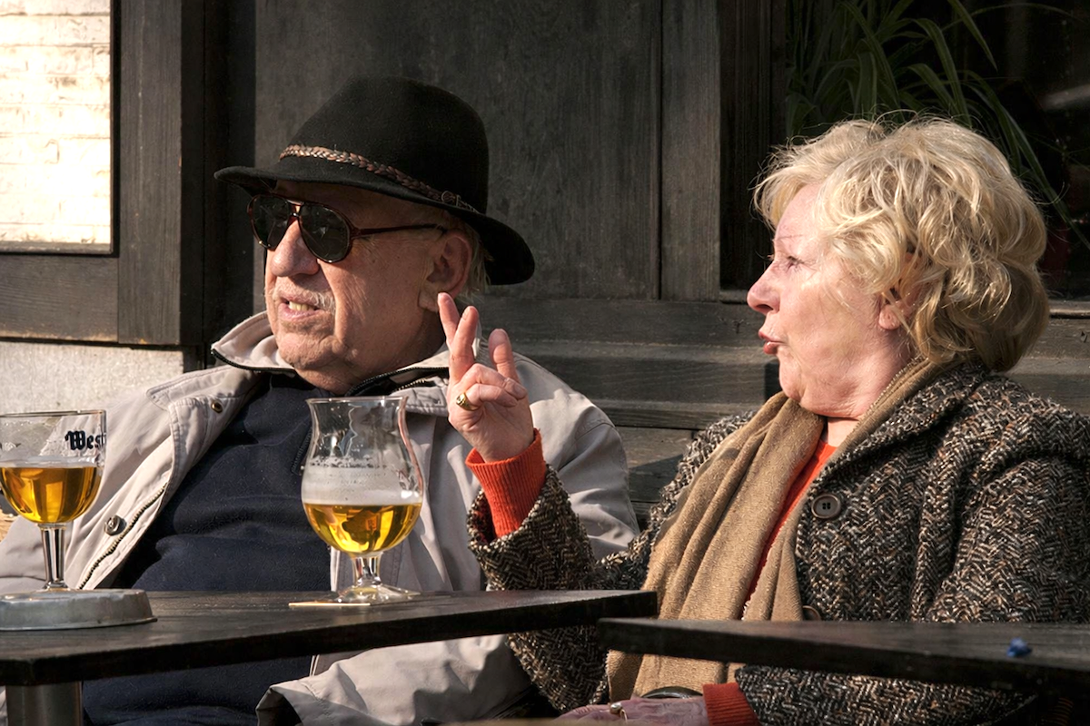 Пожилая пара в историческом районе Абанотубани в Тбилиси, где запланировано строительство Культурного центра имени Гейдара Алиева